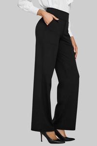 Zwarte broek gedragen met witte blouse en zwarte pumps, zijaanzicht met hand in de zak voor een zakelijke look. 10