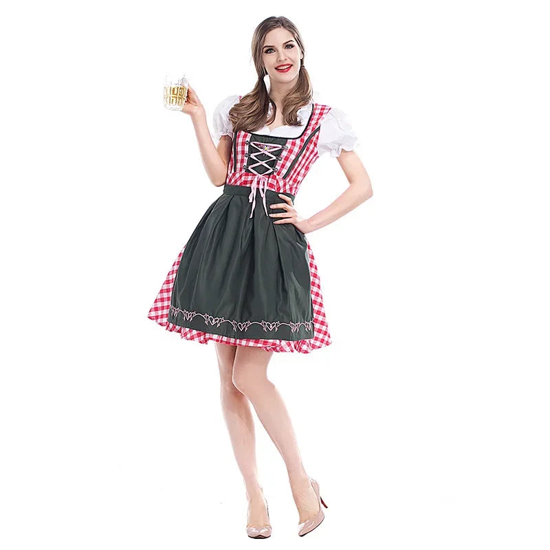 Model draagt een rood-wit geruite dirndl met donkergroene schort en roze veters, vooraanzicht, terwijl ze een glas bier omhooghoudt. 1