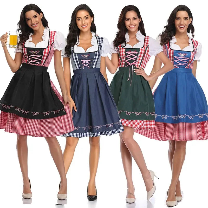 Vier modellen naast elkaar in dezelfde dirndl in zwarte, marineblauwe, groene en blauwe schortkleur, ter vergelijking van de kleurvarianten. 10