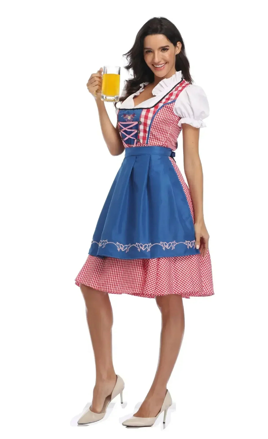 Model in de dirndl met koningsblauw schort en rood-wit geruite rok houdt een glas bier vast, zijaanzicht. 5