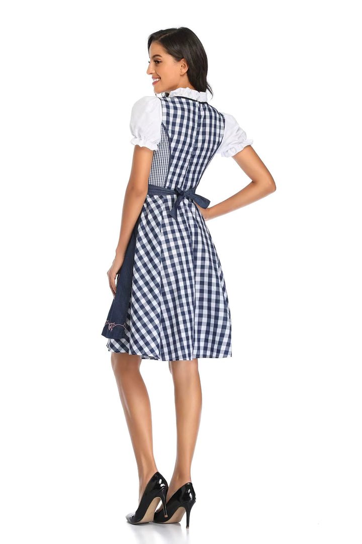 Achteraanzicht van de blauw-wit geruite dirndl met blauwe schortstrik en witte pofmouwen, model kijkt lachend opzij. 6