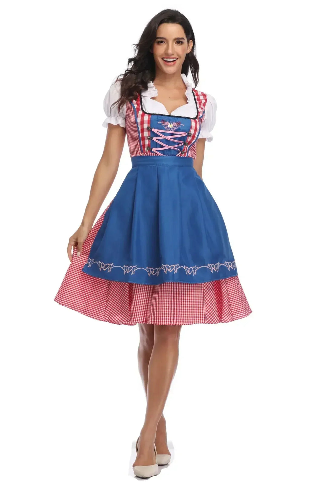 Vooraanzicht van de dirndl met blauw geborduurd schort, roze veters en rood-wit geruite rok, model tilt de rok licht op. 7