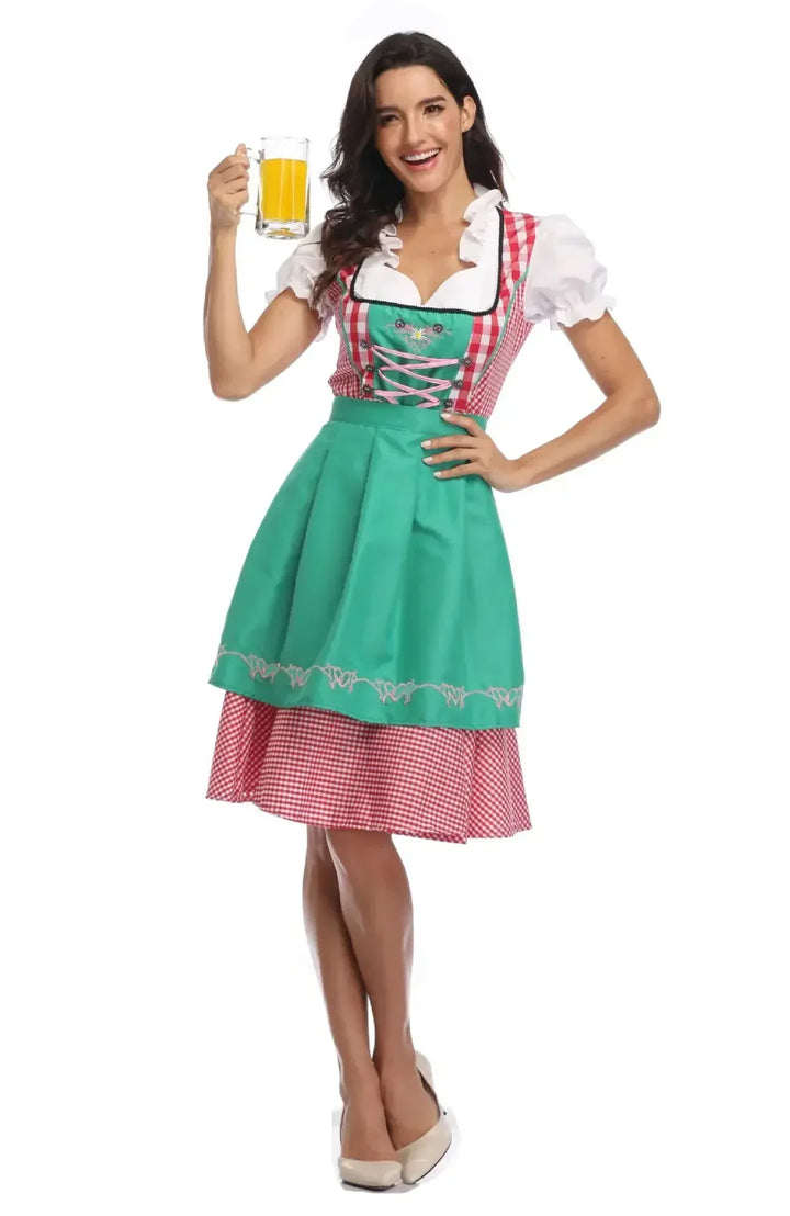 Model draagt de dirndl met groen schort, roze veters en rood-wit geruite rok en proost met een glas bier. 8