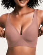 Model draagt de effen beha in dusty roze bruin, voorkant, met diepe V-hals en gladde cups. 8