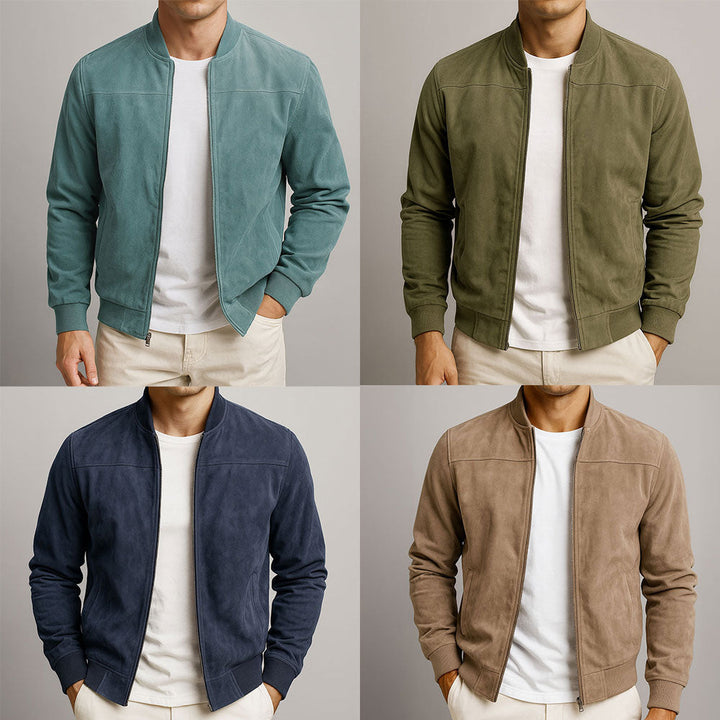 Collage van vier modellen die de jas dragen in grijsgroen, olijfgroen, donkerblauw en zandbruin, ter vergelijking van de kleuren. 8