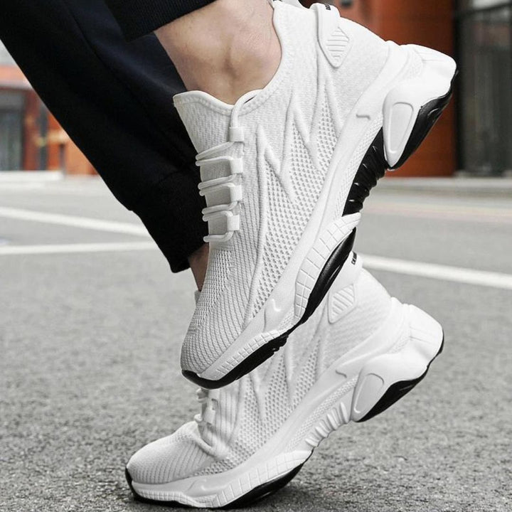 Diskrete, erhöhende Herrensneaker mit Stil - MaxLift Boost