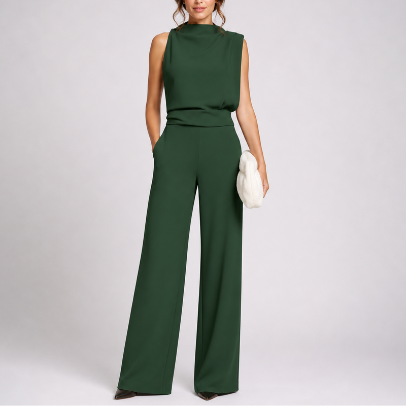 Model draagt de mouwloze jumpsuit in donkergroen met een witte pluchen clutch in de hand 1