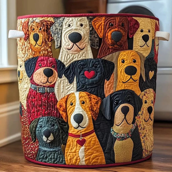 Ronde gewatteerde mand met patchwork van veelkleurige honden, twee witte hengsels en een rode rand, op een houten vloer bij een wasmachine. 1