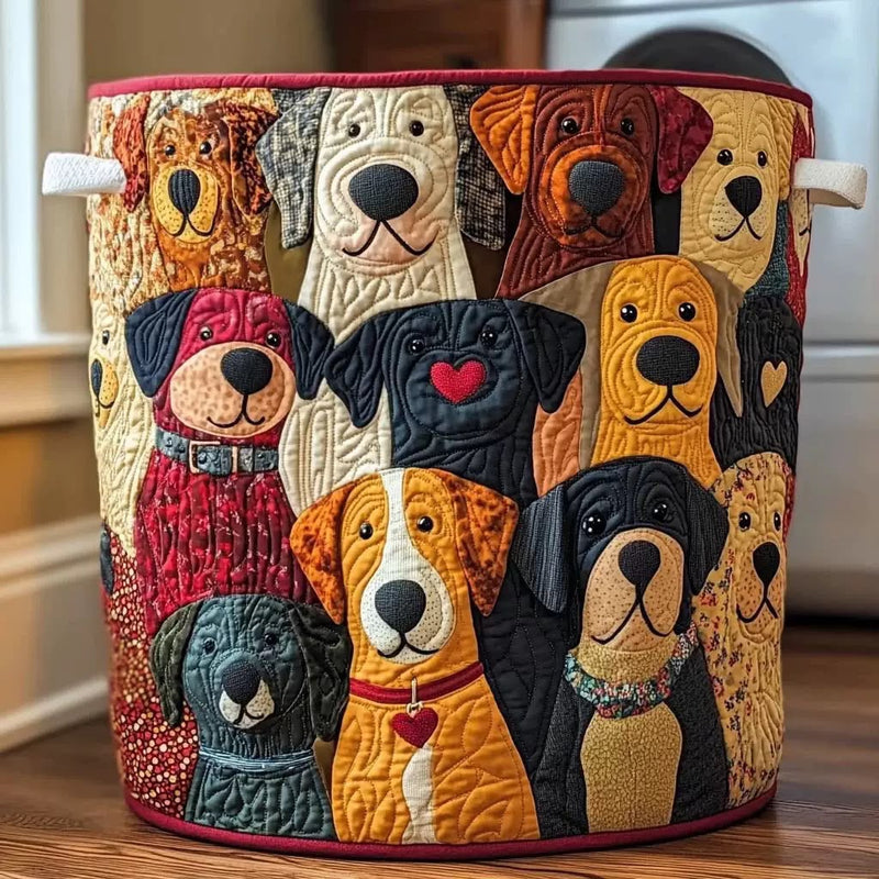 Ronde gewatteerde mand met patchwork van veelkleurige honden, twee witte hengsels en een rode rand, op een houten vloer bij een wasmachine. 1