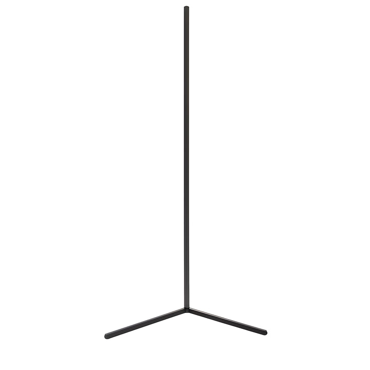 Zwarte hoekvloerlamp met een rechte staander en twee korte V-vormige voetjes, vrijstaand op een witte achtergrond. 1