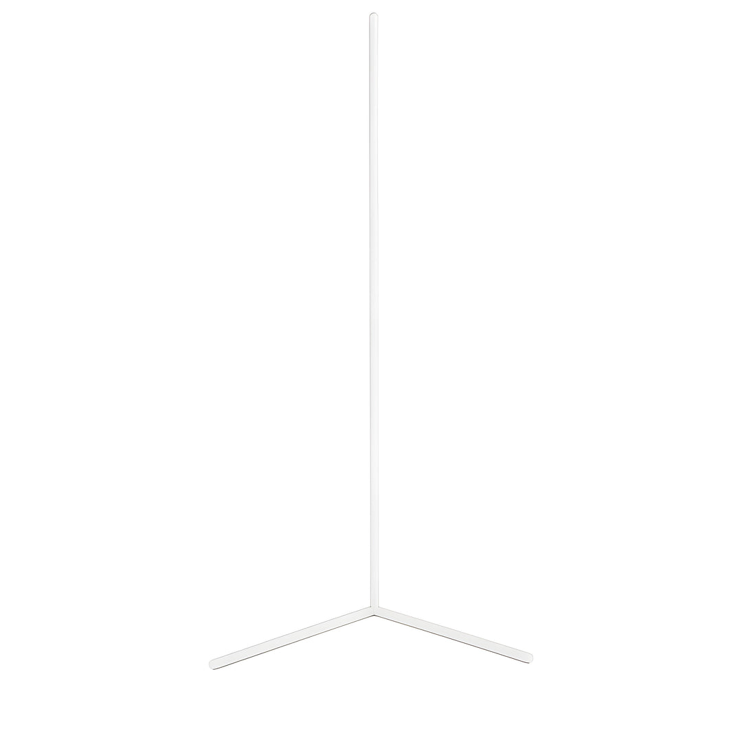 Witte hoekvloerlamp met rechte staander en twee korte V-vormige voetjes, vrijstaand op een witte achtergrond. 8