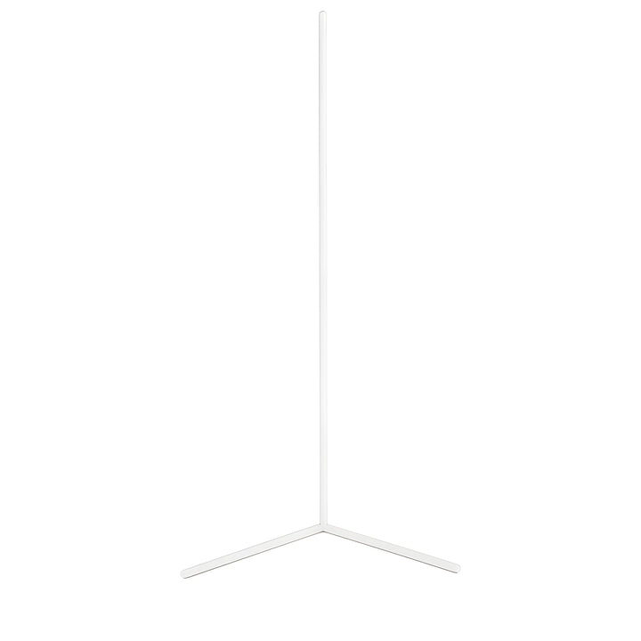 Witte hoekvloerlamp met rechte staander en twee korte V-vormige voetjes, vrijstaand op een witte achtergrond. 8