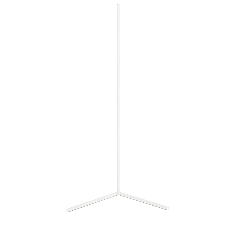 Witte hoekvloerlamp met rechte staander en twee korte V-vormige voetjes, vrijstaand op een witte achtergrond. 8