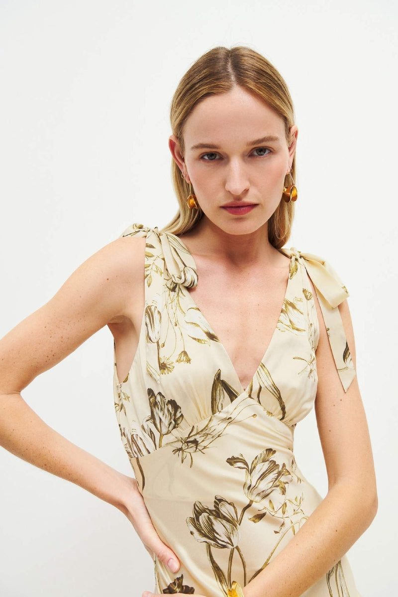 Ausgestelltes beiges Maxi-Kleid mit Knopfdetail – Ysolde