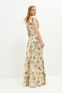 Ausgestelltes beiges Maxi-Kleid mit Knopfdetail – Ysolde