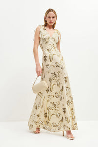 Ausgestelltes beiges Maxi-Kleid mit Knopfdetail – Ysolde