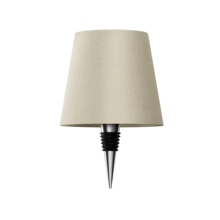 Beige lampenkap met flesstop van metaal en zwart rubber, vrijgesteld op een witte achtergrond. 15