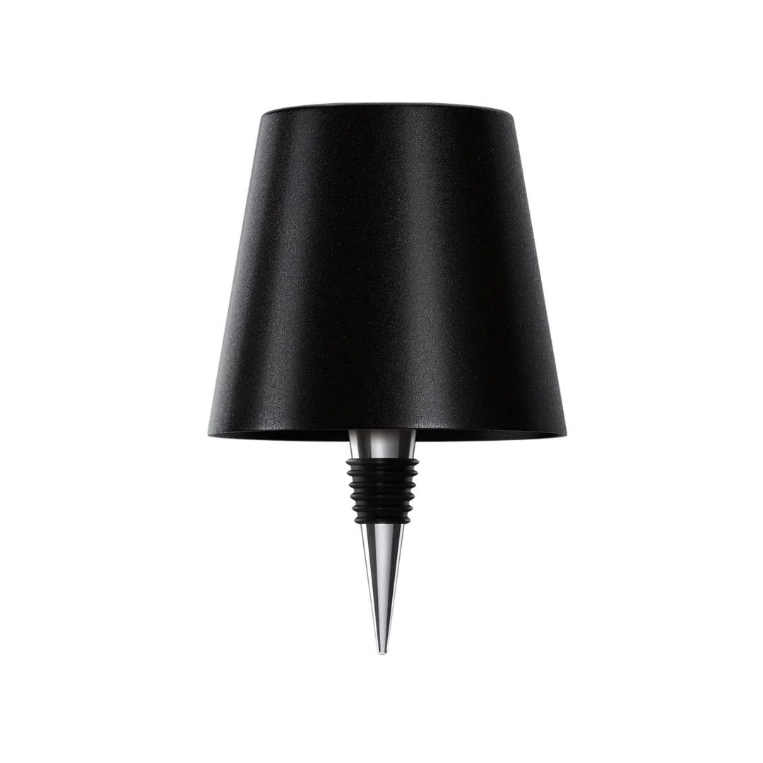 Zwarte lampenkap met flesstop in zilverkleurig metaal en zwart rubber, vrijgesteld op een witte achtergrond. 11