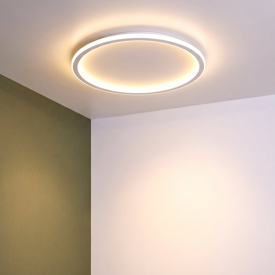 Aangezette plafondlamp in een hoek met een olijfgroene en een witte muur, het licht werpt een warme gloed omhoog. 10