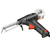 Zwart soldeerpistool met oranje trekker, rolletje soldeerdraad bovenop en metalen punt met buisje voor de draadaanvoer, schuin van voren gezien. 1
