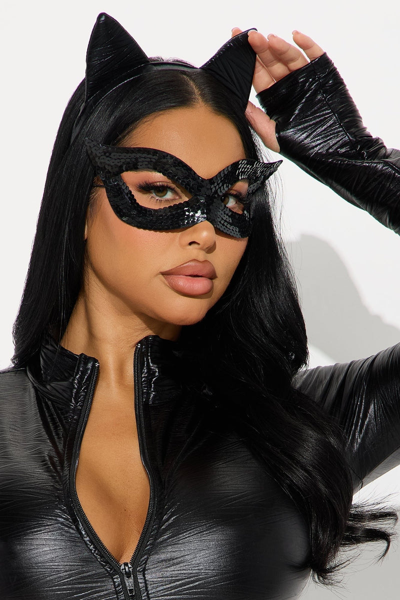 Detail van het zwarte pailletmasker en de kattenoren op de haarband, model raakt een oor aan 3