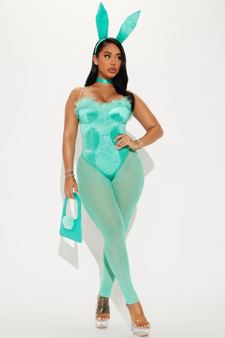 Model draagt de set in mintgroen: satijnen body met kant en veren, doorzichtige legging, oren en handtas 5