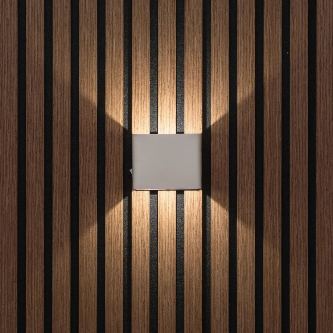 Lichte wandlamp recht van voren op houten lamellenwand, met warm licht omhoog en omlaag 6