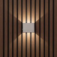 Lichte wandlamp recht van voren op houten lamellenwand, met warm licht omhoog en omlaag 6