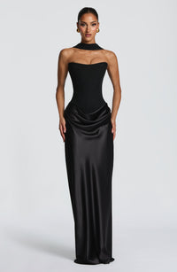 Voorkant van de zwarte strapless korsetjurk met choker-sjaal en gedrapeerde satijnen rok 20