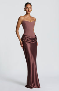 Bruine strapless korsetjurk met gedrapeerde satijnen rok, schuin vooraanzicht op model 39