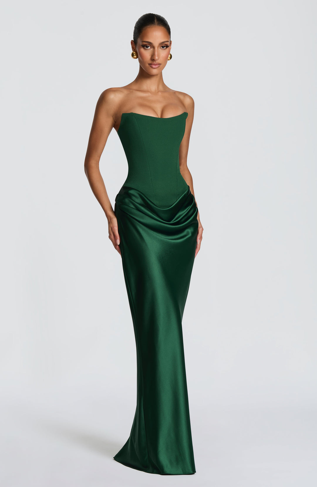 Groene strapless korsetjurk met satijnen drapering, schuin vooraanzicht op model 32