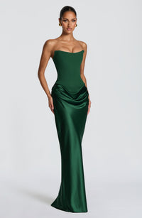 Groene strapless korsetjurk met satijnen drapering, schuin vooraanzicht op model 32
