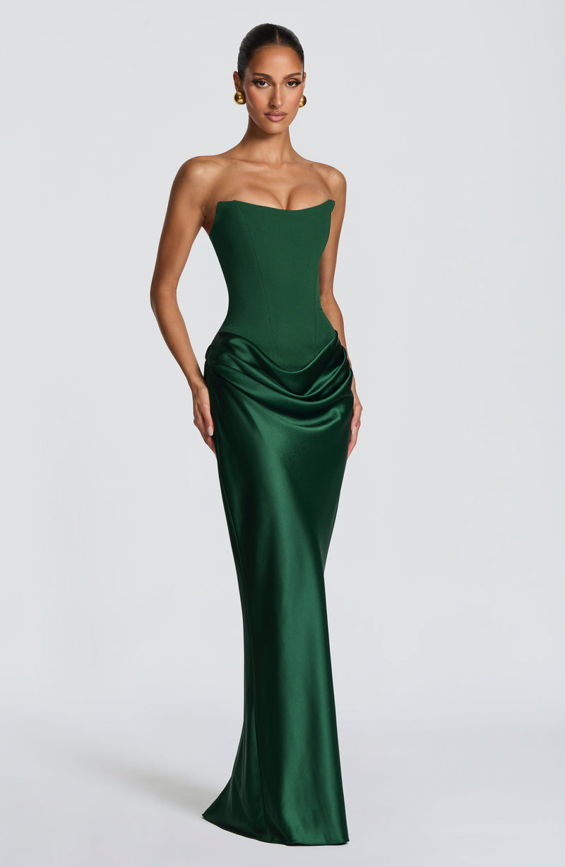 Groene strapless korsetjurk met satijnen drapering, schuin vooraanzicht op model 32