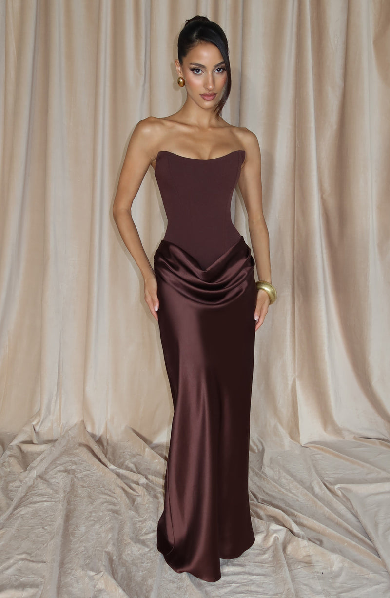 Bruine strapless maxi-jurk gedragen voor beige gordijnen, hand op de heup 8