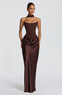 Voorkant van de bruine strapless korsetjurk met choker-sjaal, gedragen door een model op lichtgrijze achtergrond 1