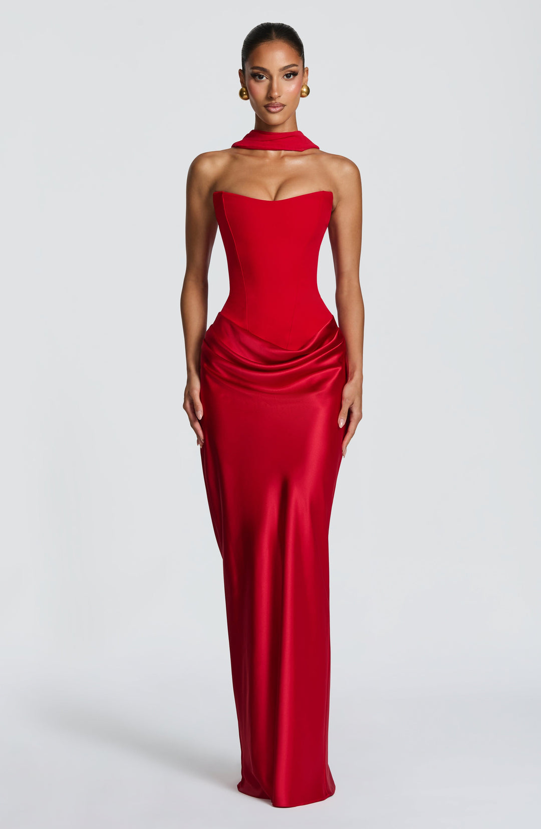 Voorkant van de rode strapless korsetjurk met bijpassende choker-sjaal en gedrapeerde satijnen rok 11