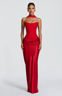 Voorkant van de rode strapless korsetjurk met bijpassende choker-sjaal en gedrapeerde satijnen rok 11