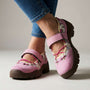 Roze suÃ¨de schoenen met felroze elastische veters, ruitjesstof en bruine profielzool, gedragen met jeans in de studio. 4