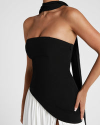 Detail van het zwarte strapless lijfje met zijrits, asymmetrische zoom en sjaal om de nek 16