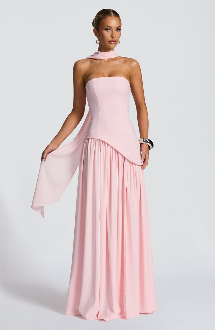 Roze strapless maxi-jurk van voren gedragen, met sjaalkraag en asymmetrische taille boven de geplooide rok 22
