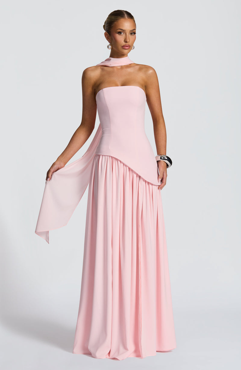 Roze strapless maxi-jurk van voren gedragen, met sjaalkraag en asymmetrische taille boven de geplooide rok 22