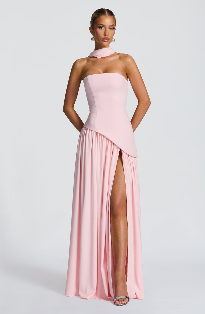 Voorkant in lichtroze: strapless jurk met sjaalkraag, asymmetrische taille en hoge split in de geplooide rok 20