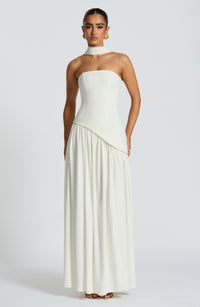 Witte strapless maxi-jurk recht van voren, met sjaalkraag en geplooide rok met asymmetrische taille 34