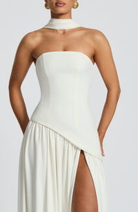 Close-up van het witte strapless lijfje met sjaalkraag en de schuine naad boven de plooirok 36