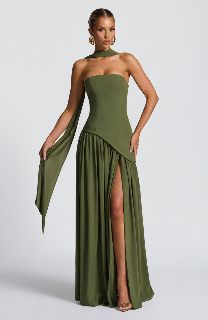 Olijfgroene strapless jurk van voren, met hoge split en een sjaal die los naar beneden hangt 30
