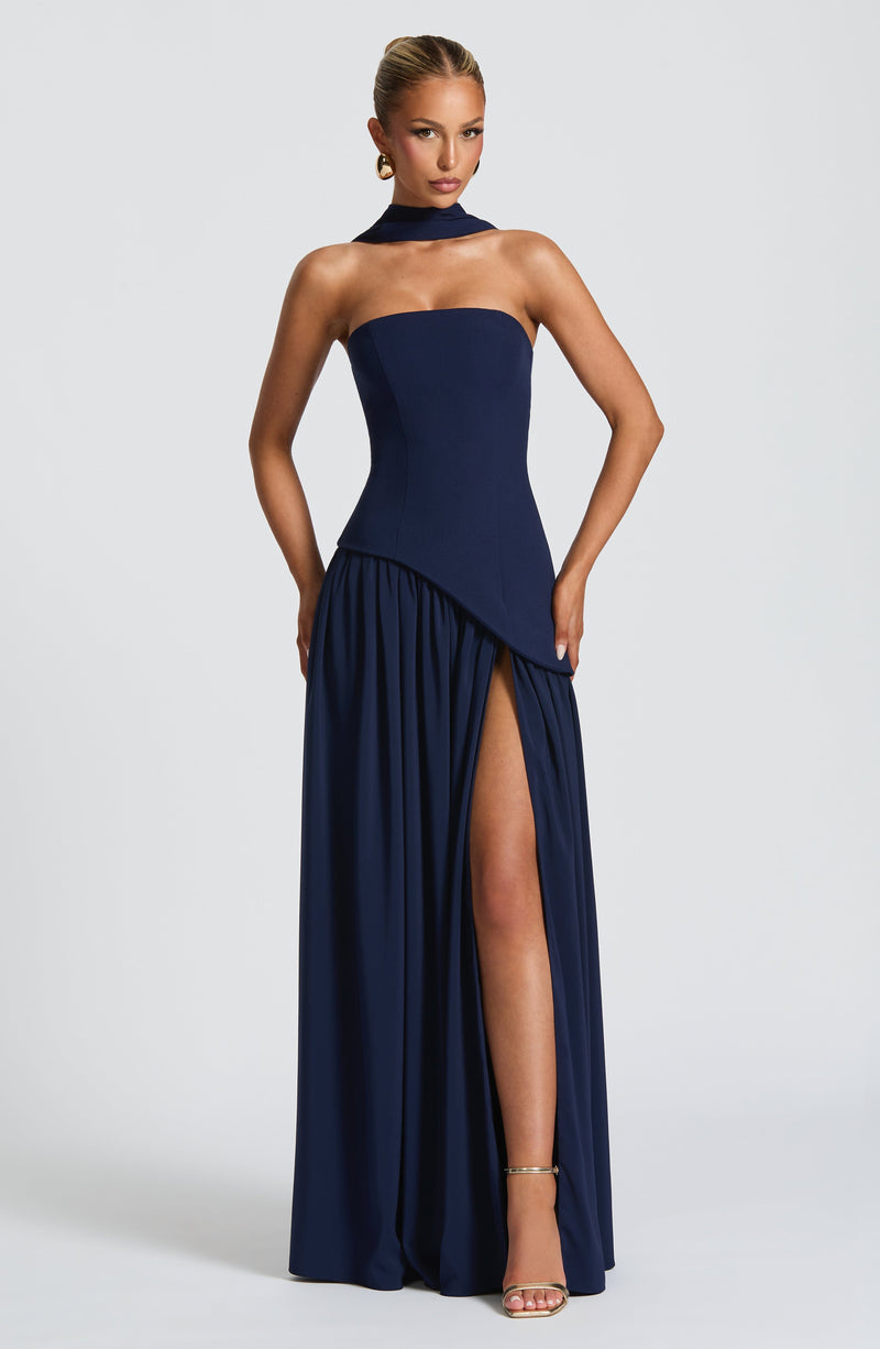 Voorkant in marineblauw: strapless jurk met sjaalkraag, asymmetrische taille en hoge split 11