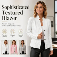Vrouw in een witte structuurblazer met opstaande kraag; onderaan staan drie kleurvarianten in wit, roze en grijs. 17