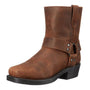 Halfhoge bruine leren laars met harnasband, klinknagels en vierkante neus, schuin van voren gefotografeerd op een witte achtergrond. 1