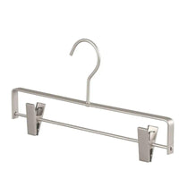 Zilverkleurige variant van de metalen broekhanger met twee klemmen, vrijstaand op een witte achtergrond 2