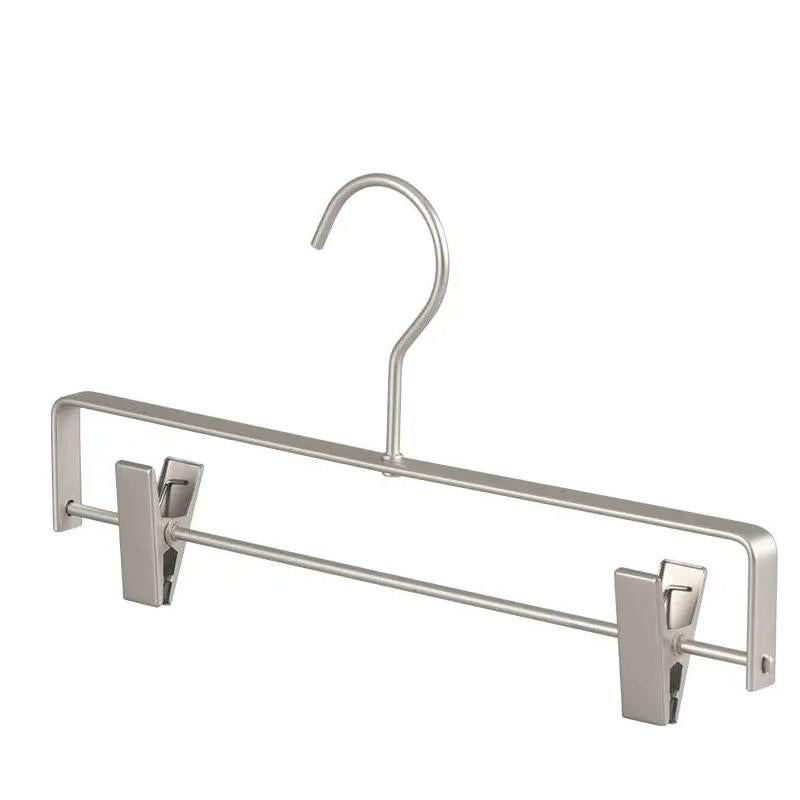 Zilverkleurige variant van de metalen broekhanger met twee klemmen, vrijstaand op een witte achtergrond 2